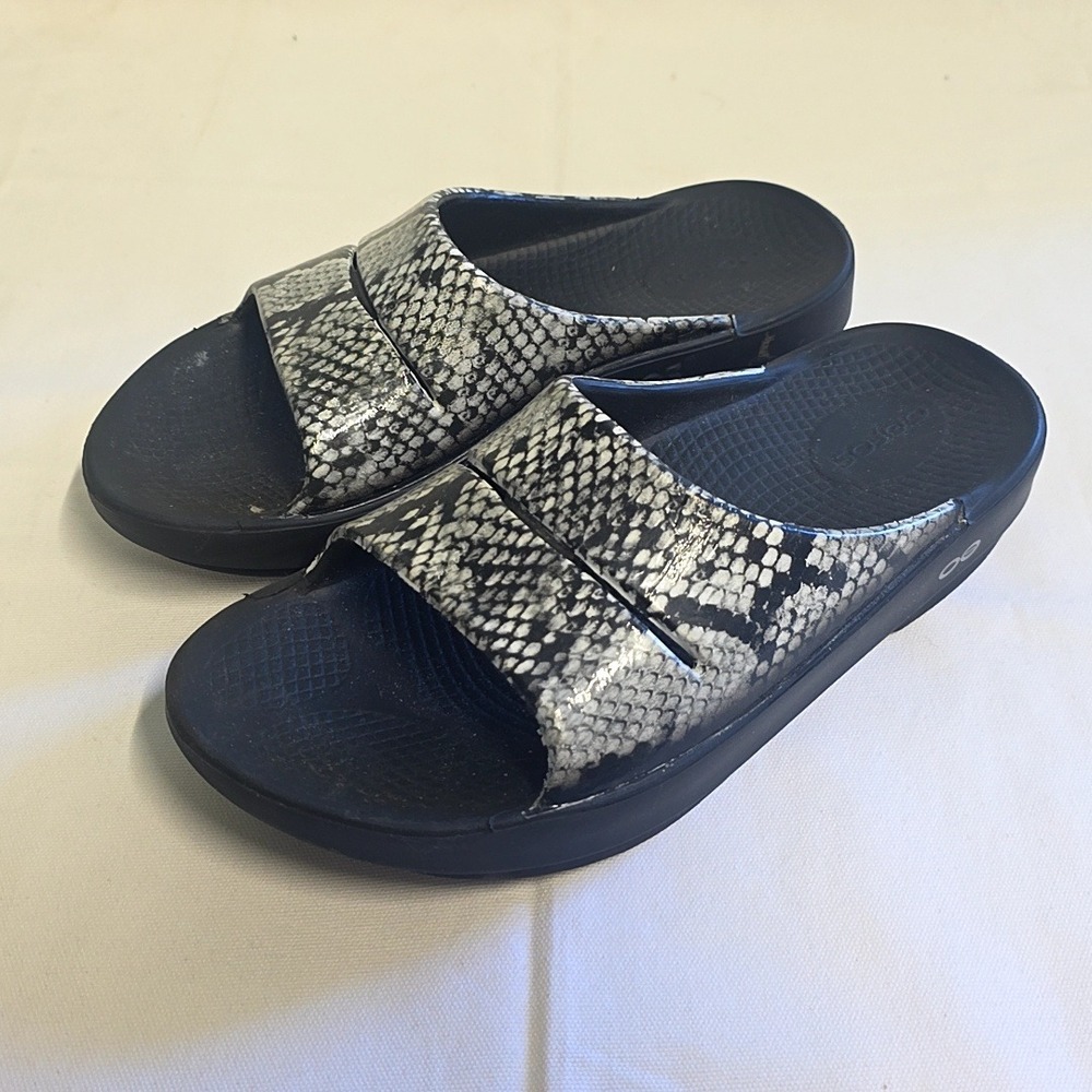 OOFOS OOlala Luxe Slide Womens 8 Black Snakeskin Recovery Sandals Orthopedic